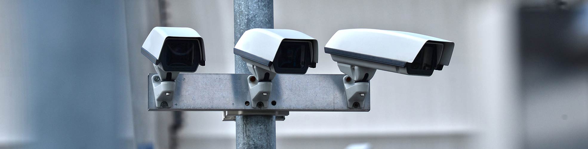 ip kamera sistemleri içinde çeşitli kameraların galvaniz direk üzerinde montajlı şekli